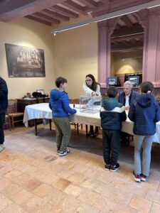 Les élèves de CE2-CM1 et CM2 dans l&rsquo;ambiance des élections